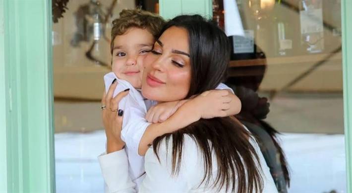 بالفيديو - نادين نسيب نجيم تتلقى هدية خاصة من ميسي... ومفاجأة لابنها