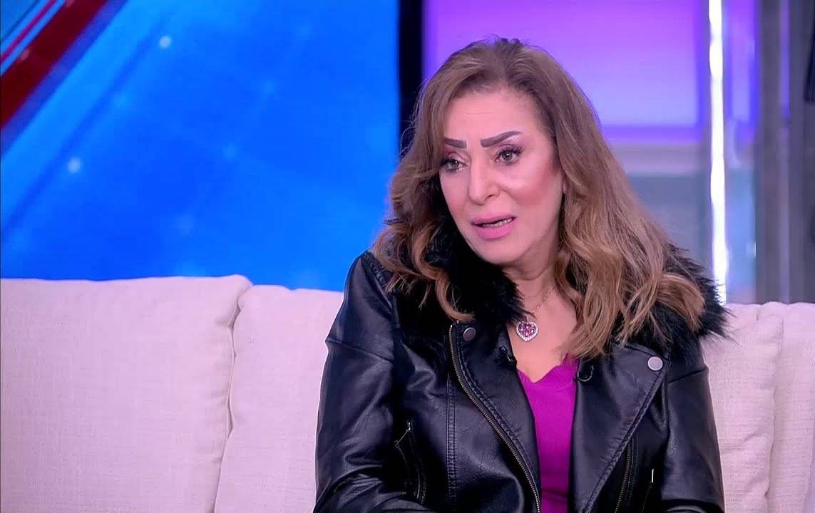 بالفيديو - فنانة شهيرة تعلن سبب بكائها بعد تلقيها عرضاً للعمل