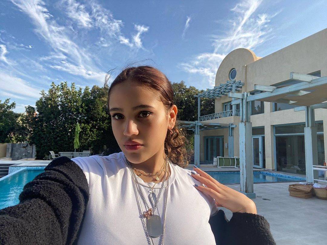 بالفيديو - ابنة عمرو دياب تسخر من انتقادات إطلالاتها