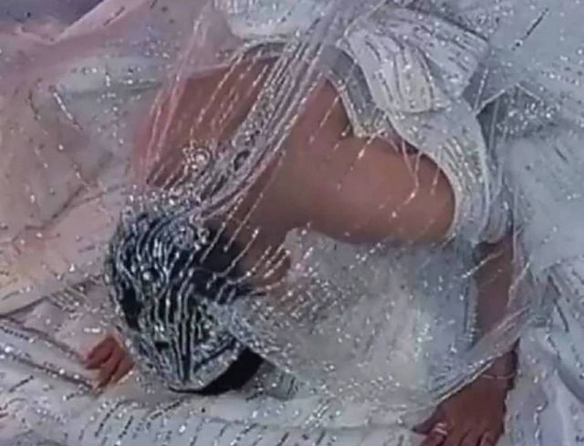 زوجة حسن شاكوش ساجدة في حفل زفافها