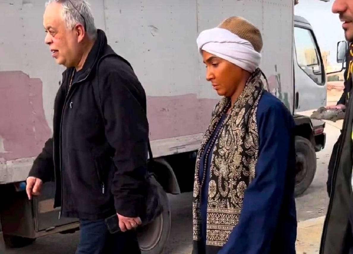 بالفيديو - بالعمة والجلباب الصعيدي.. روجينا تمازح أشرف زكي