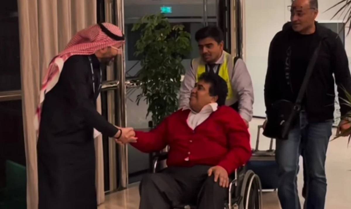 أحمد عدوية على كرسي متحرك