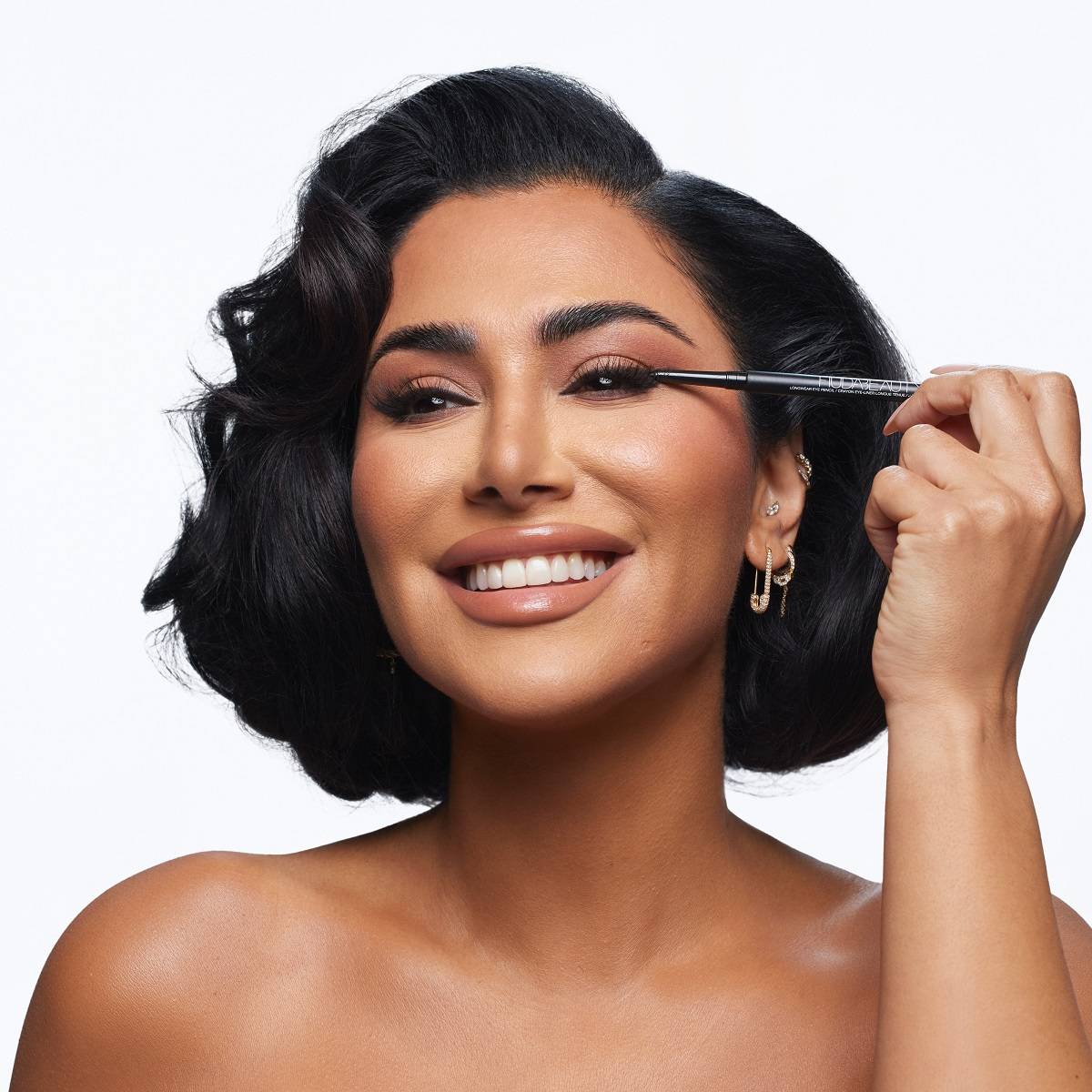 تألّقي بمكياج عيون مثالي مع باليتات ظلال العيون Matte Obsessions وقلم الكحل Creamy Kohl Longwear Eye Pencil!