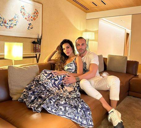 نادين نسيب نجيم توجّه رسالة غامضة على صورتها مع خطيبها