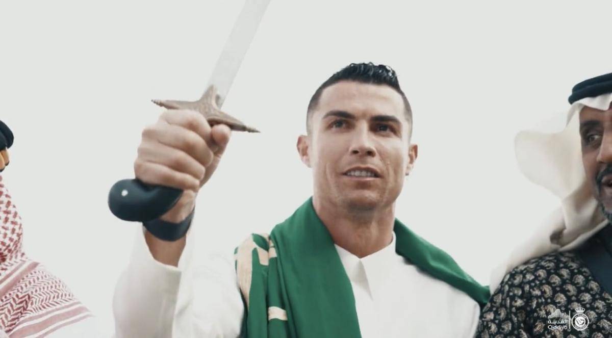 بالفيديو - كريستيانو رونالدو يؤدي العرضة التقليدية في 