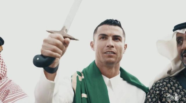 بالفيديو - كريستيانو رونالدو يؤدي العرضة التقليدية في 