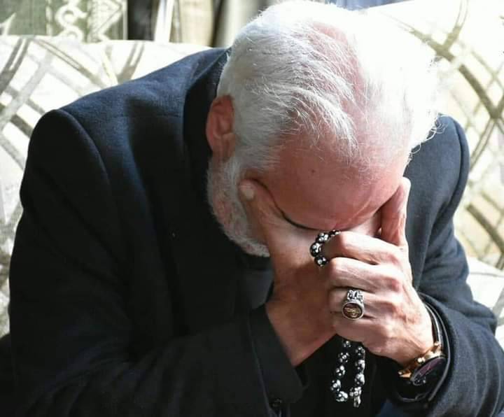 أيمن زيدان يتقدم جنازة شادي زيدان بحضور النجوم... صور من الحزن والألم