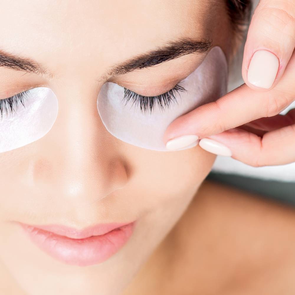 هل تجرؤين على تطبيق تقنية رفع الرموش لتصبح أكثر كثافةً؟