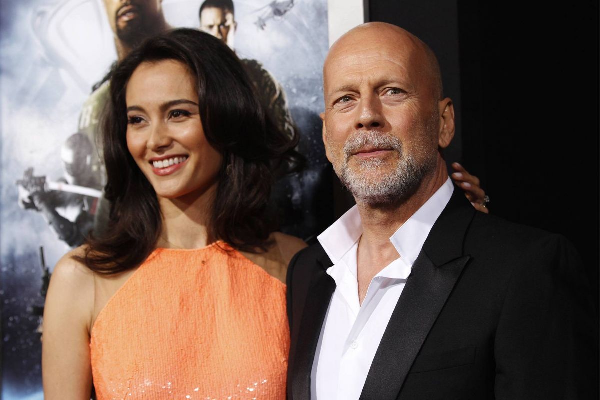 بالفيديو - بعد الإعلان عن إصابته بالخرف... زوجة بروس ويليس تناشد الباباراتزي الابتعاد عنه