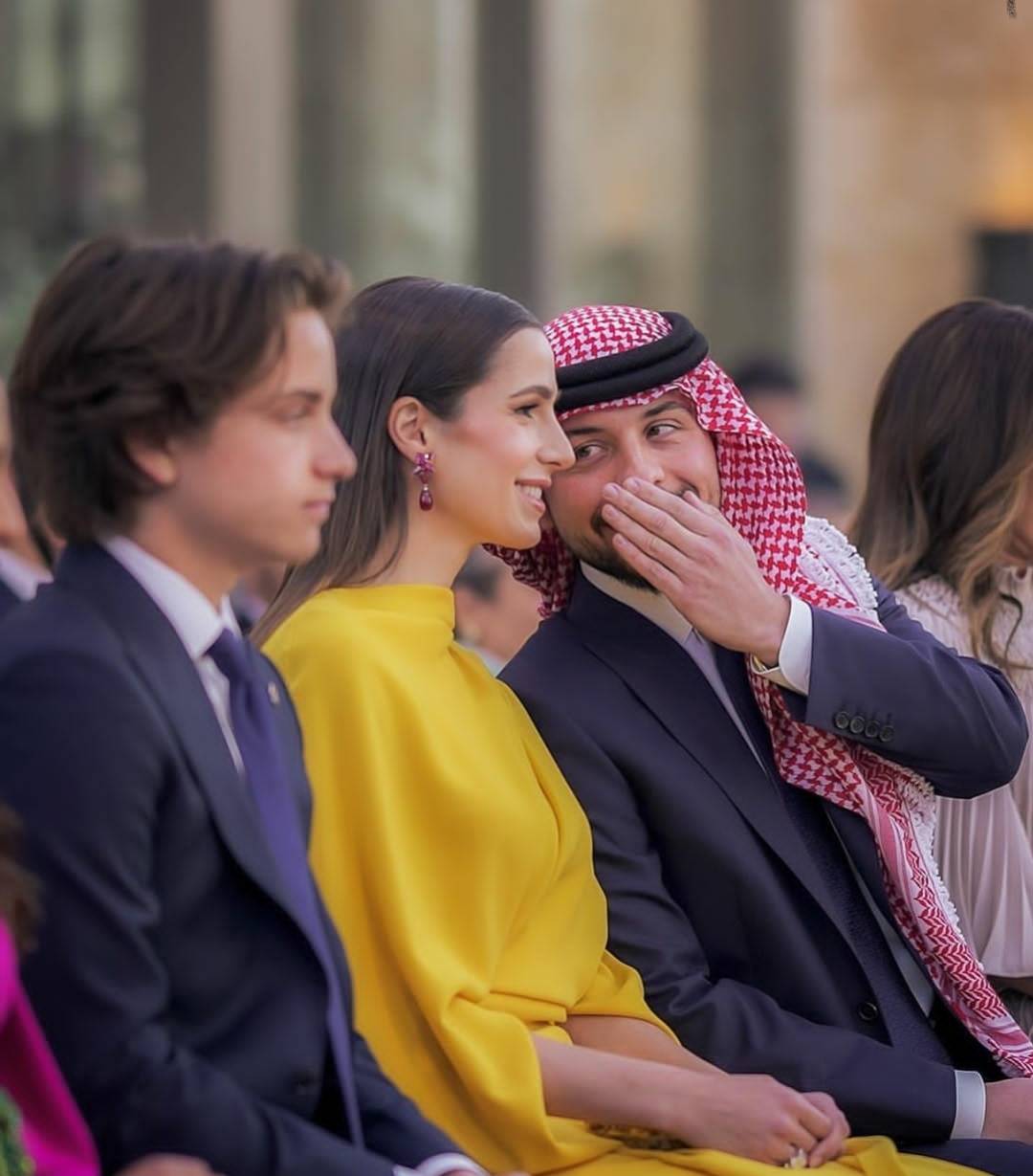 خطيبة ولي العهد الأردني تخطف الأنظار بإطلالتها البسيطة والفخمة
