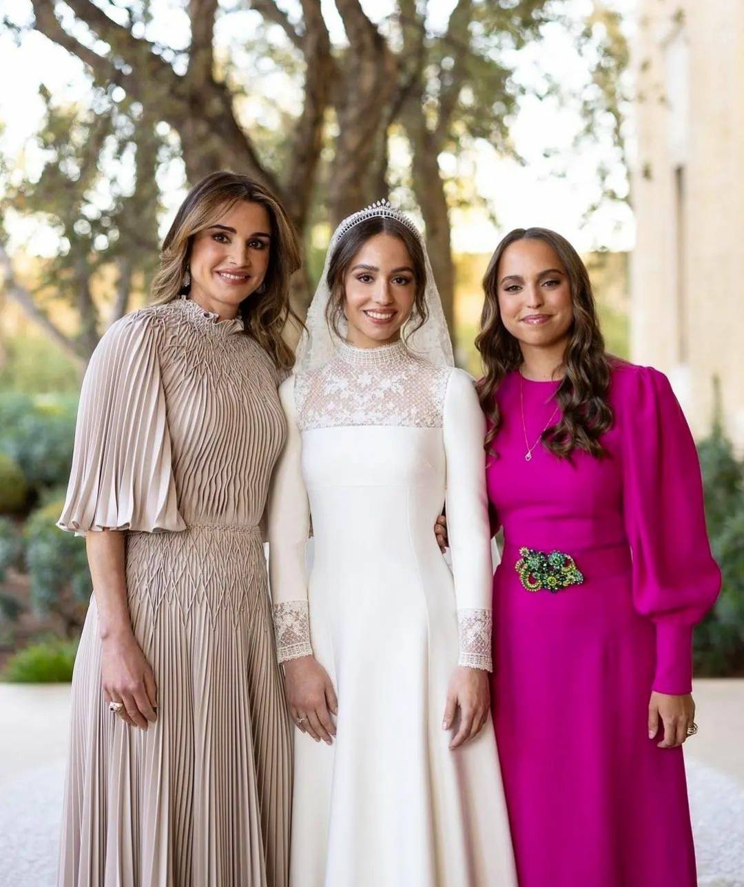 تألّقي بفستان الأميرة سلمى البسيط... هذا سعره