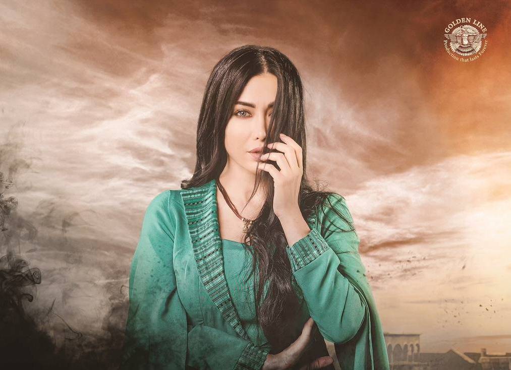 مديحة كنيفاتي ترتدي ثوب 