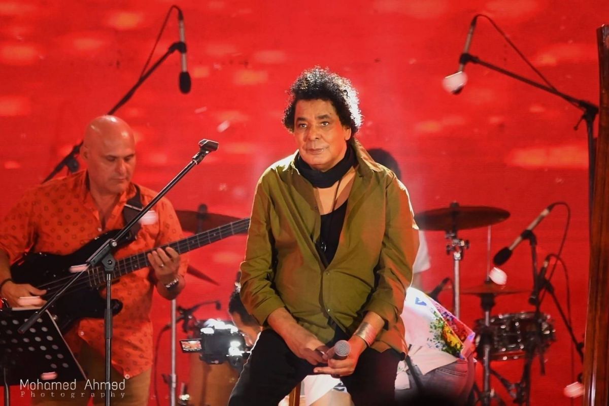 خطأ أم موضة.. صورة لمحمد منير بفردتي حذاء مختلفتين تشعل مواقع التواصل