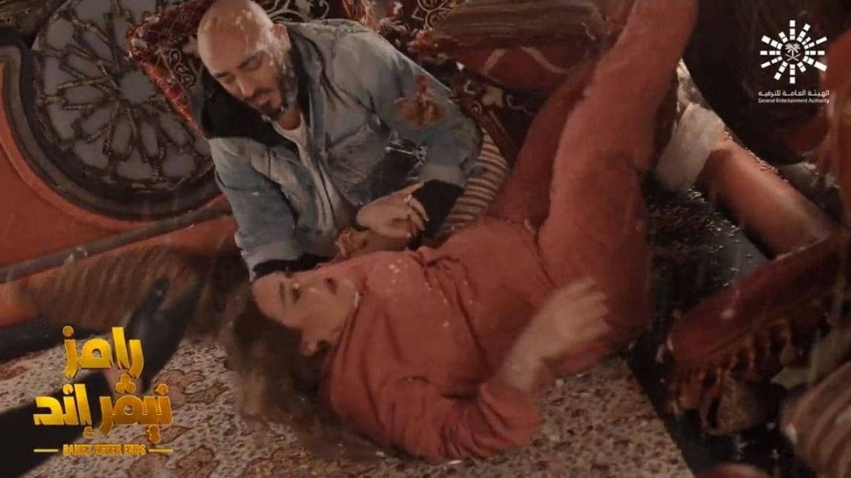 بالفيديو - سخرية رامز جلال من نهال عنبر وهروبها من مواجهة الثور