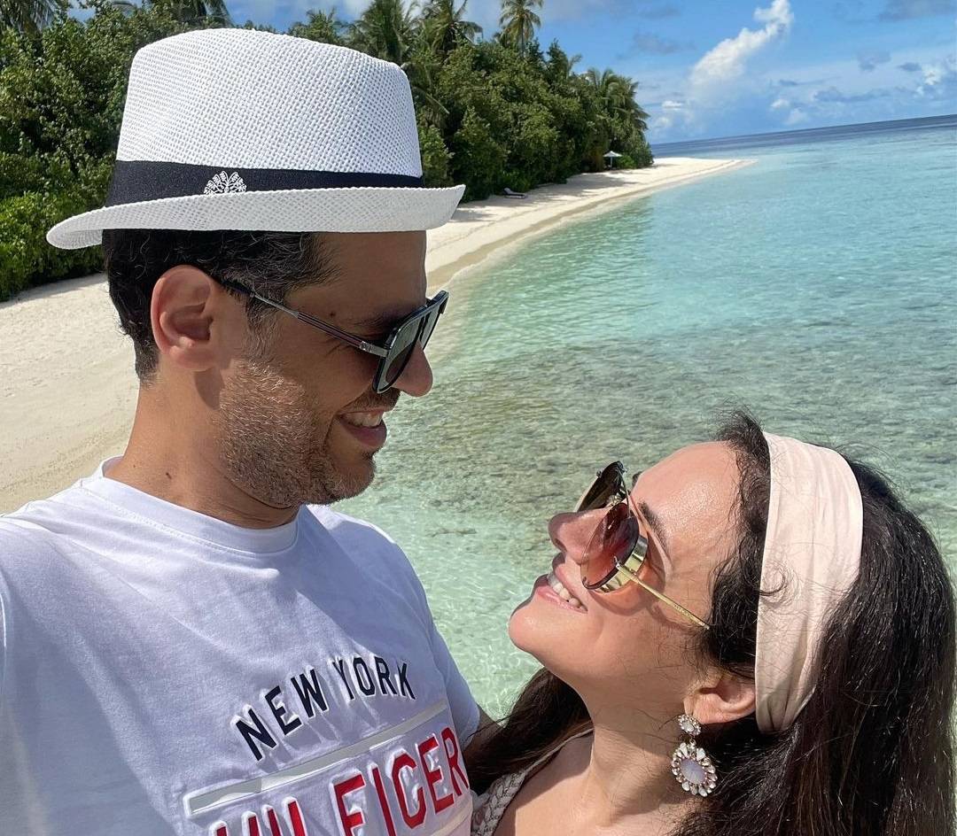 بالفيديو - شيري عادل وطارق صبري بلحظات رومانسية في شهر العسل