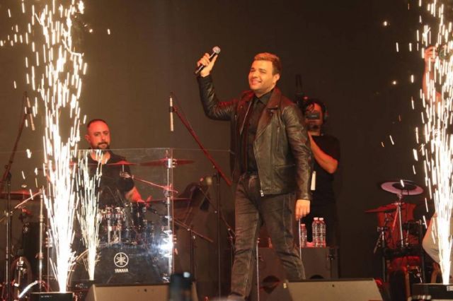 بالفيديو - الجمهور يحتفل بميلاد رامي صبري على المسرح