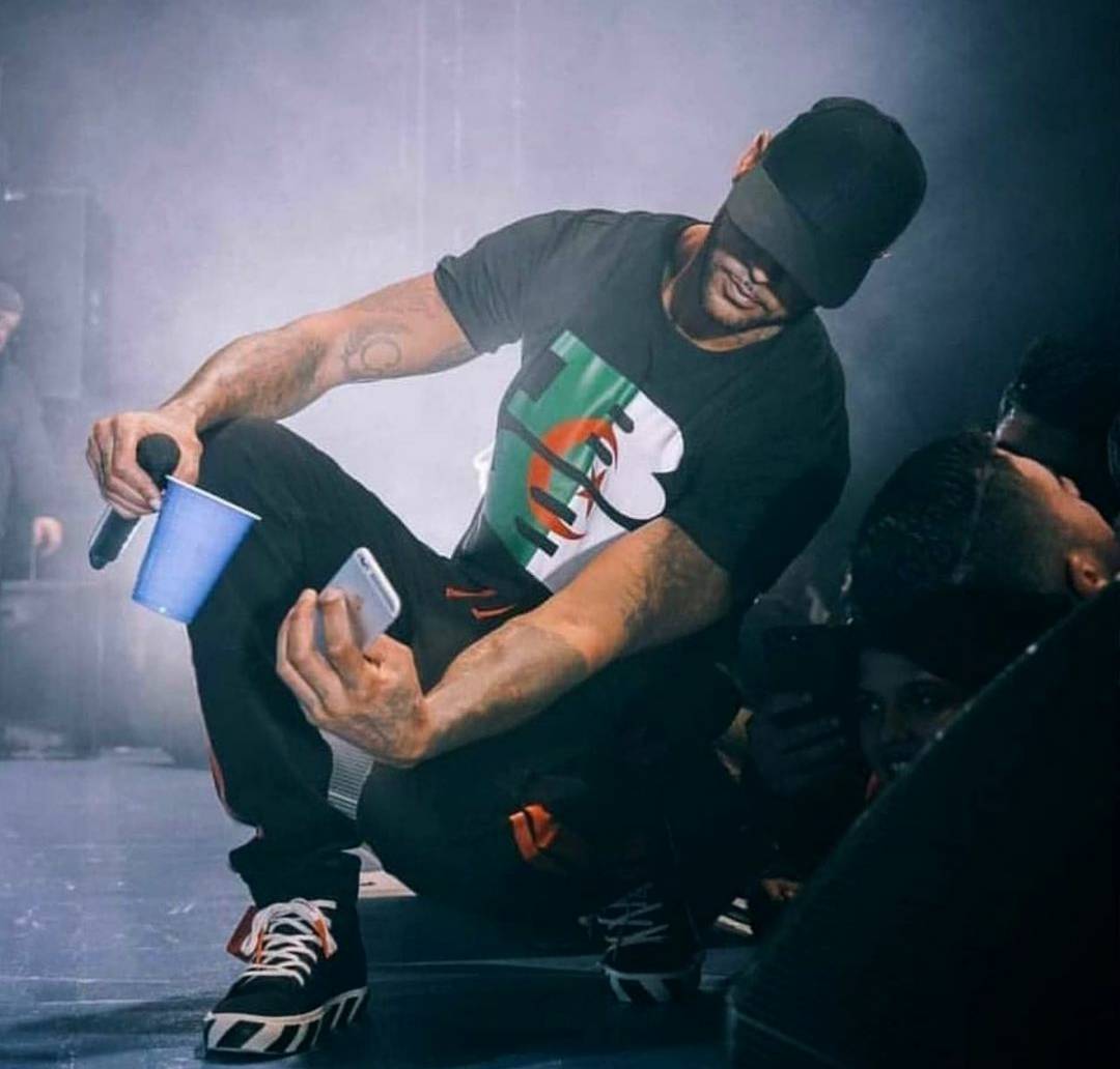 لا لاستقبال هذا المغنّي في المغرب بعد إساءته الى المغربيات