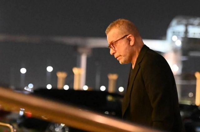 شريف منير في طريقه لعزاء والد دينا الشربيني