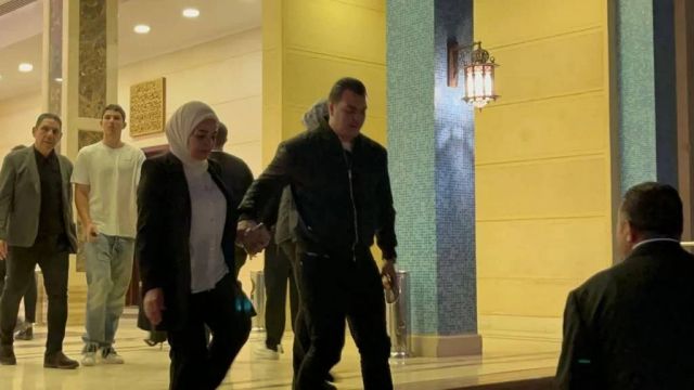 منى عبد الغني في عزاء والد دينا الشربيني