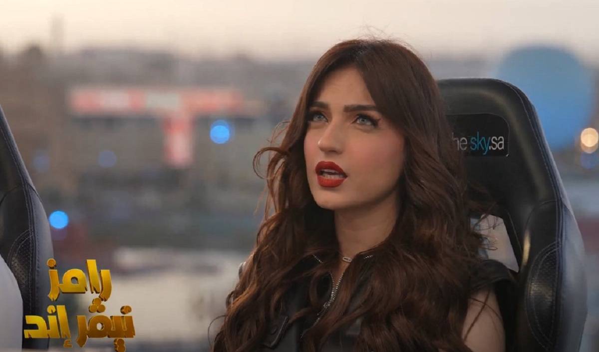 سخرية قاسية من إطلالة ياسمين عز... وسعر حقيبتها محط اهتمام الجمهور