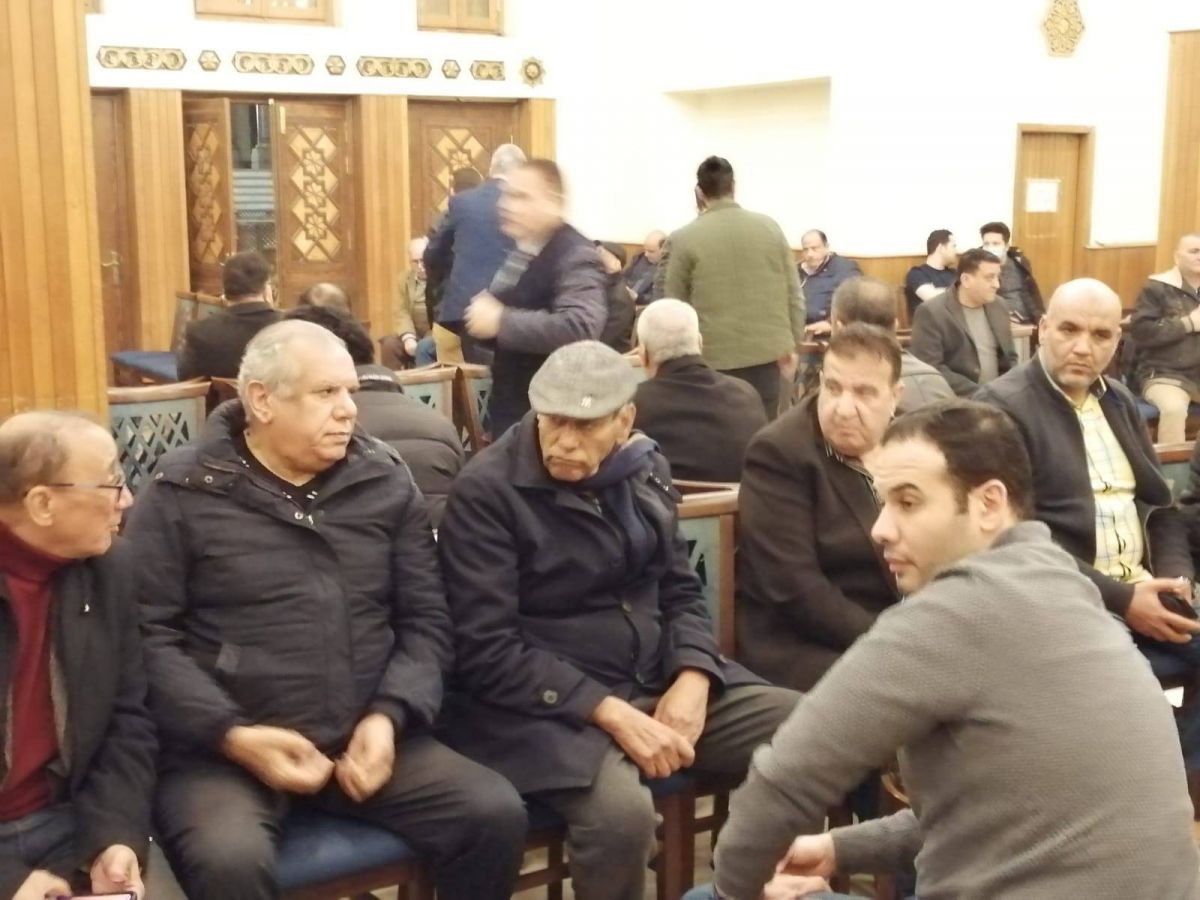 بالصور – نجوم الفن يواسون الفنان مجدي فكري في عزاء زوجته