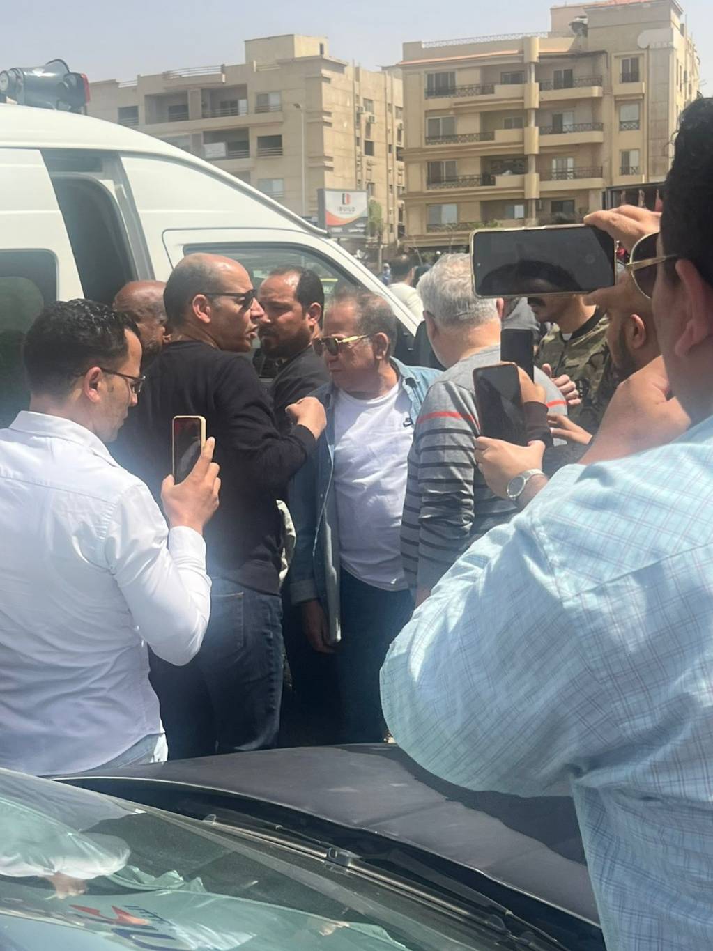 دموع وانهيارات في جنازة شيرين الطحان