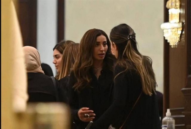 دينا الشربيني تتلقى العزاء في والدها