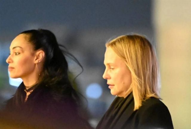 شيرين رضا في طريقها لعزاء والد دينا الشربيني