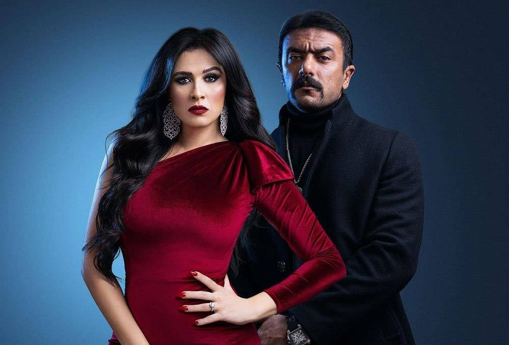 بالفيديو - تجمهر المعجبين حول ياسمين عبد العزيز والعوضي يعطل تصوير 