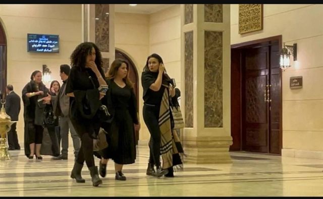 هند صبري وإنجي وجدان وندى موسي في عزاء والد دينا الشربيني