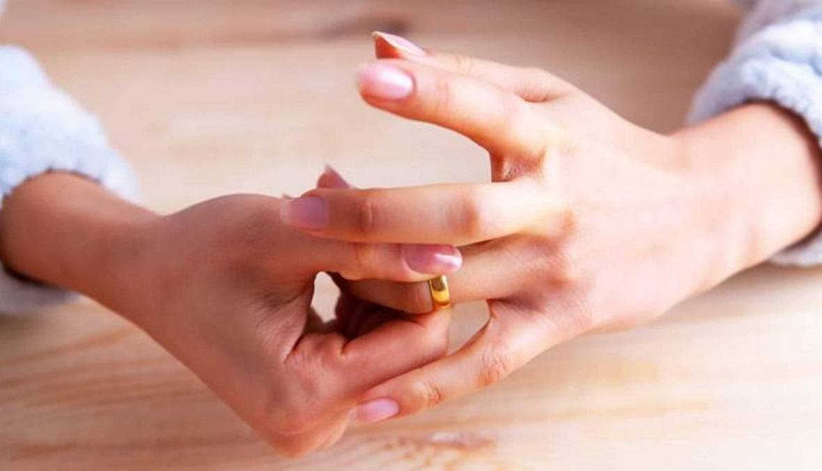 مذيعة شهيرة تطلب الطلاق من زوجها بعد ابتزازها بصور وفيديوهات مفبركة