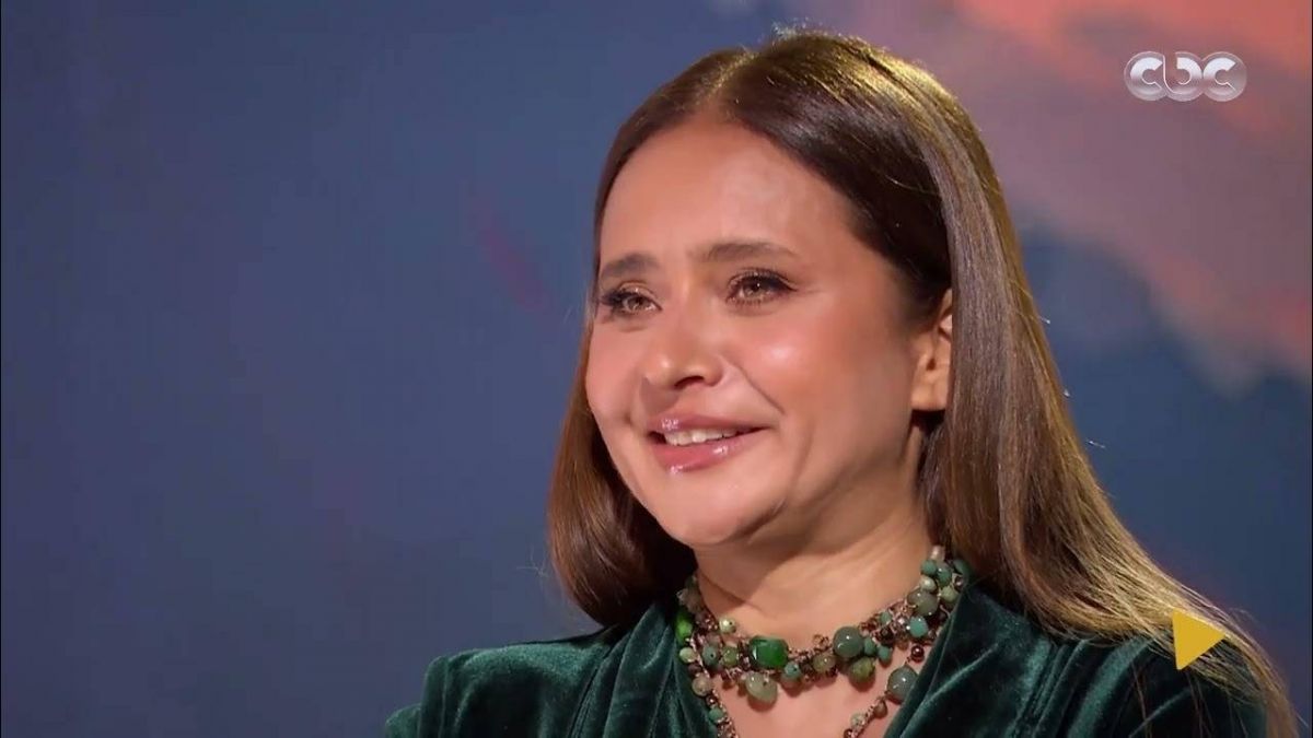 بالفيديو - نيللي كريم تتحدث للمرة الأولى عن مشاركة زوجها هشام عاشور في مسلسلها