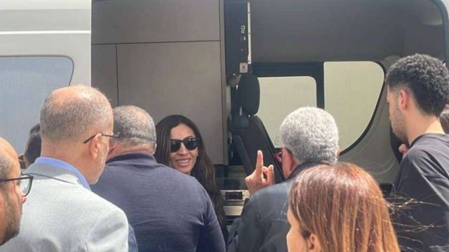 على رأسهم عمرو دياب وشيرين رضا.. نجوم الفن يواسون دينا الشربيني في وفاة والدها