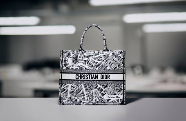 خطوة بخطوة لنمط Plan de Paris الذي يُمثّل المهارة الحِرفيّة الاستثنائية لدى Dior
