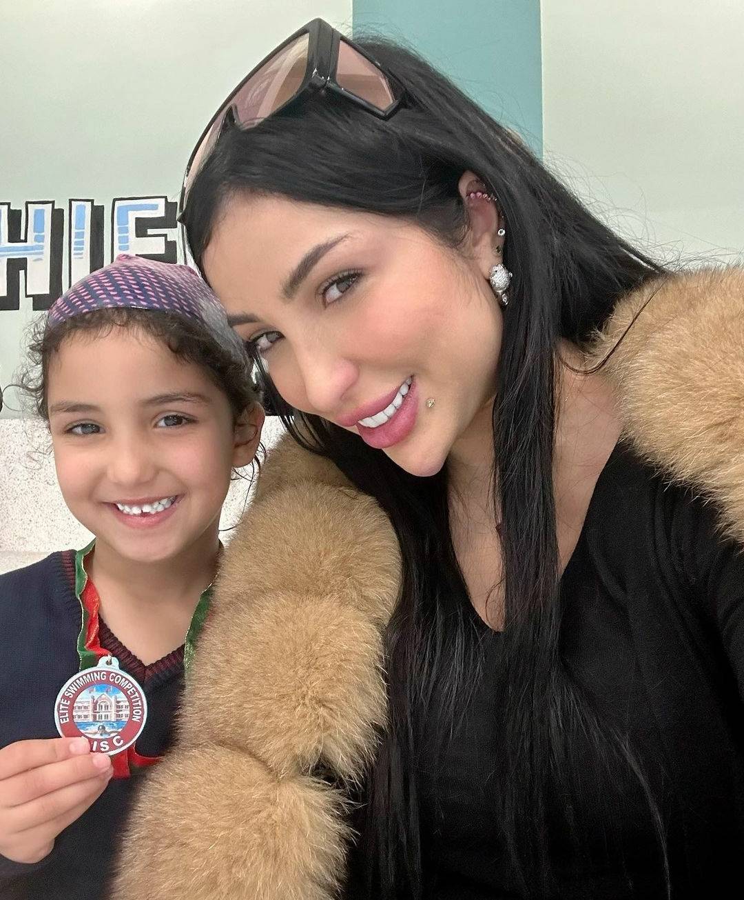 صور دنيا بطمة مع ابنتها تضعها في موقف محرج... هل تقصّدت ذلك؟