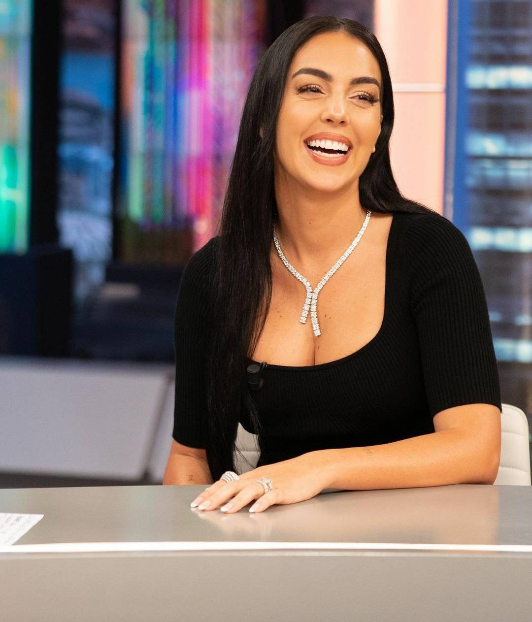 بالفيديو - جورجينا رودريغيز تروّج لماركة عطور سعودية باللغة العربية