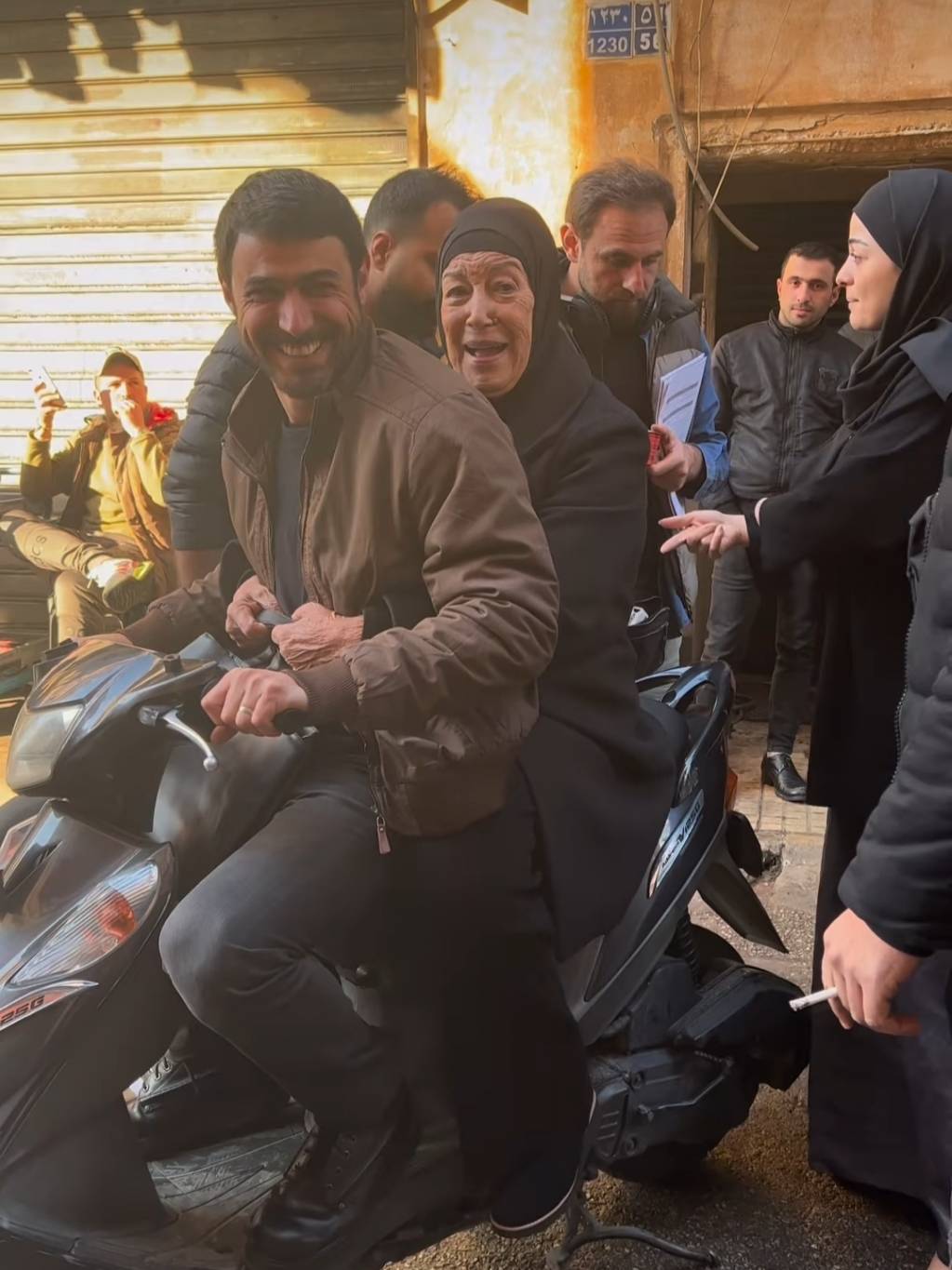 بالفيديو - منى واصف حديث الجمهور بمشهد الدرّاجة النارية والكواليس طريفة