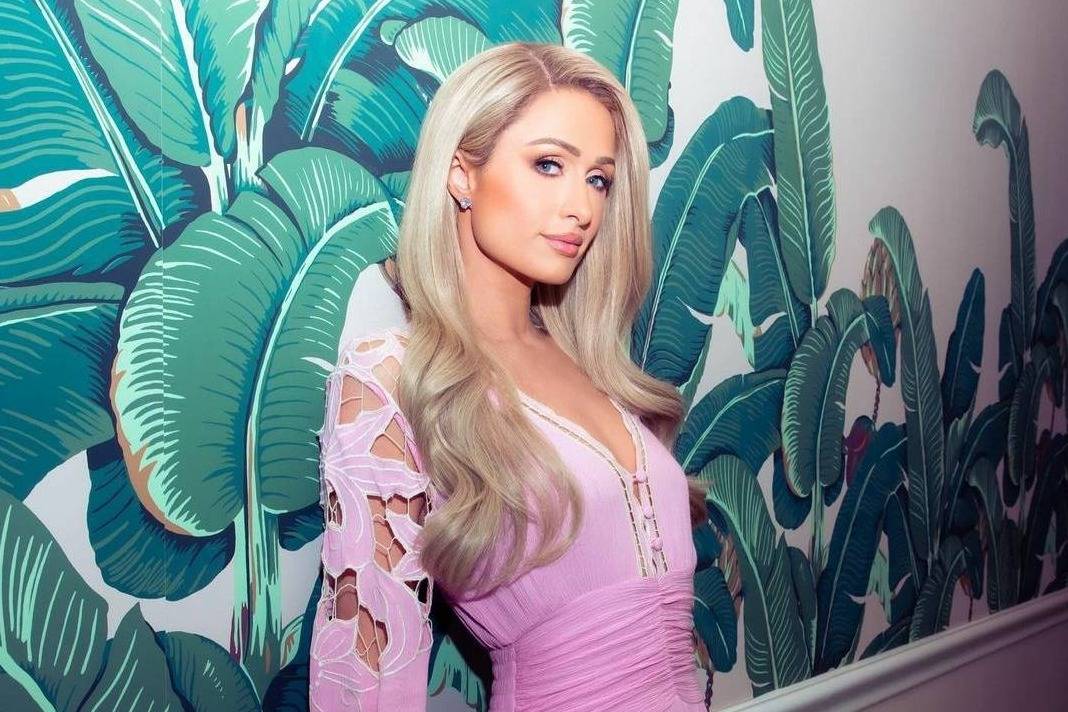 بالصور - أول ظهور لابن باريس هيلتون من أم بديلة