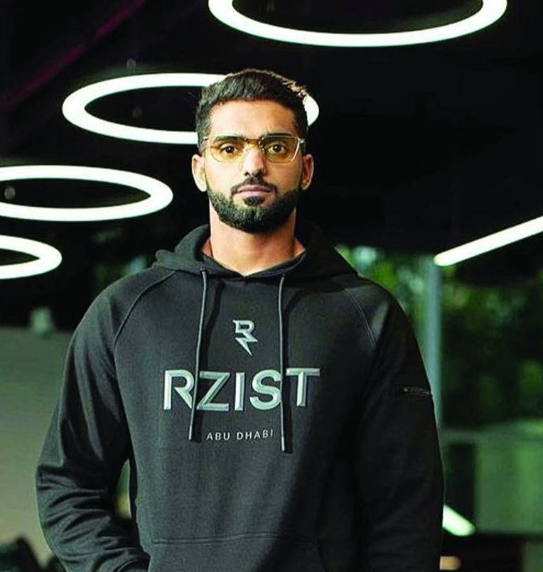 محمد الصيعري... أول مصمّم أزياء إماراتي في عالم الموضة الرياضية