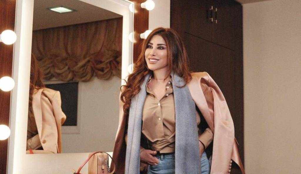 جرّبي أسرار النجمات في ارتداء القميص لتَبدي أكثر طولاً