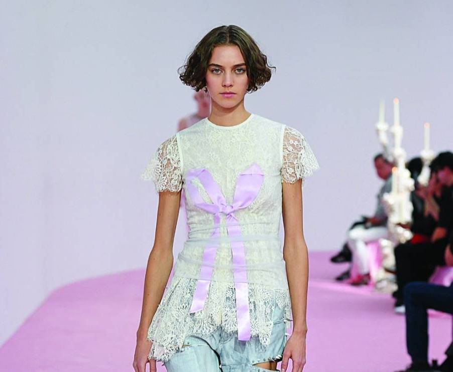 بالصور - الجينز يسيطر على عروض الربيع والصيف لإطلالات عصريّة أنيقة