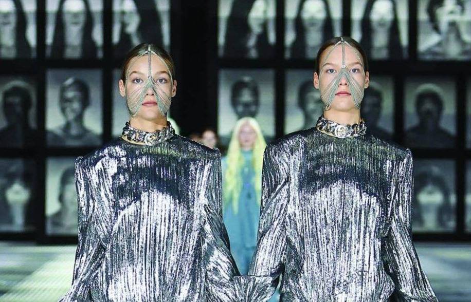 بالصور - ألوان زاهية وغريبة لموضة الربيع 2023