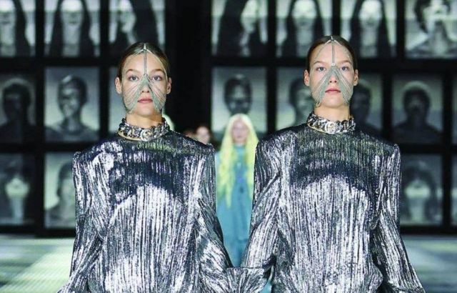 بالصور - ألوان زاهية وغريبة لموضة الربيع 2023