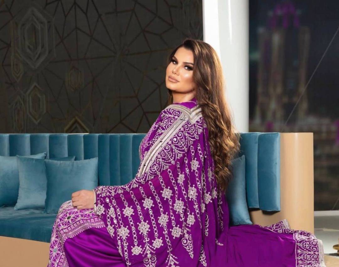 رنين الشعار بإطلالات رمضانية متنوّعة: العباءة بأكثر من لون