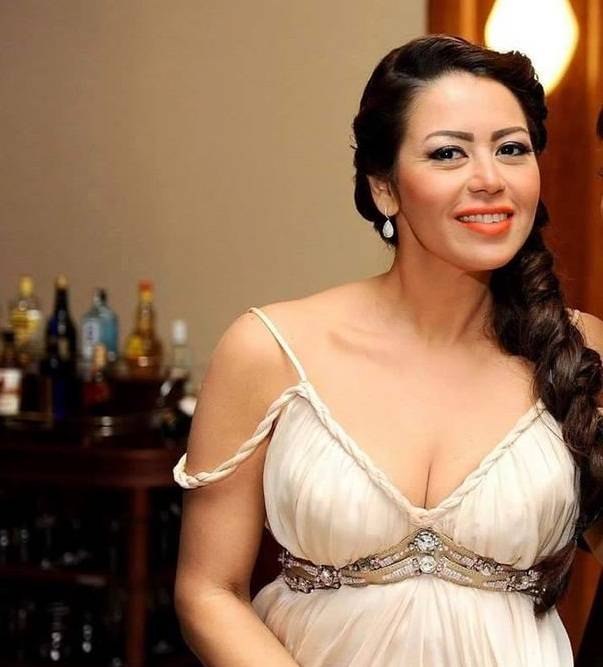 لقاء الخميسي تكشف تطورات حالة شيرين الطحان الصحية