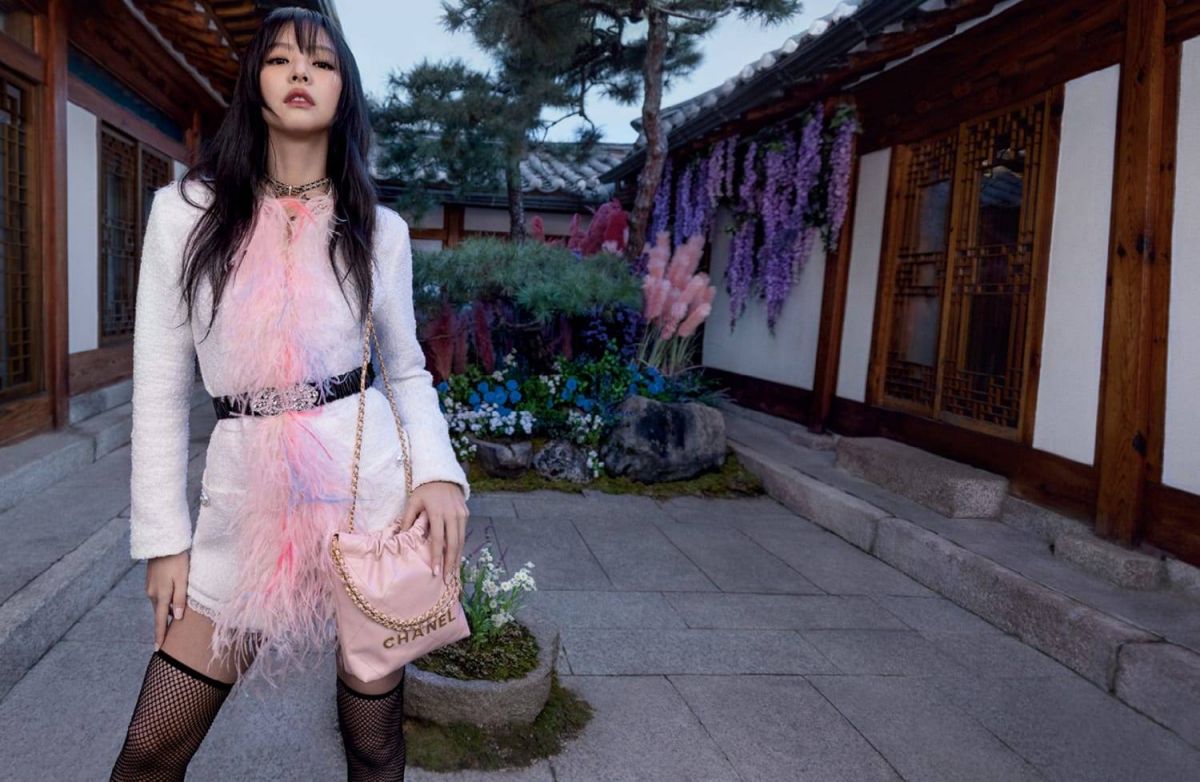 حملة إعلانية مميزة لحقيبة CHANEL 22