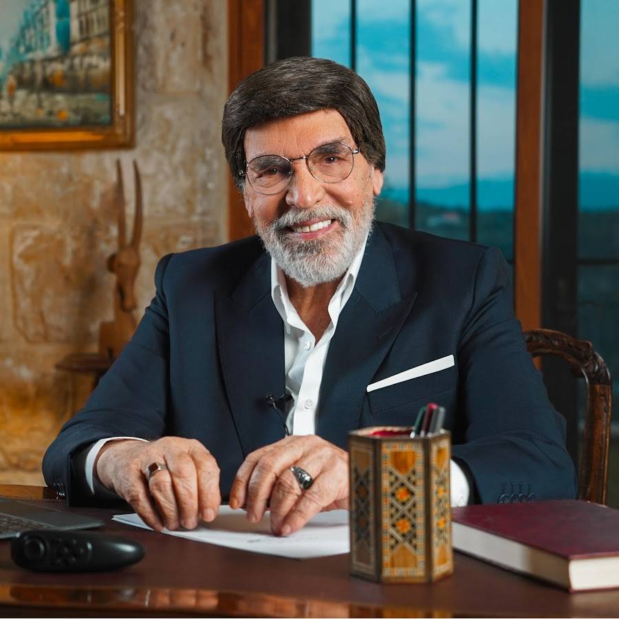 بالفيديو - ياسر العظمة يردّ على منتقديه بشِعر لاذع