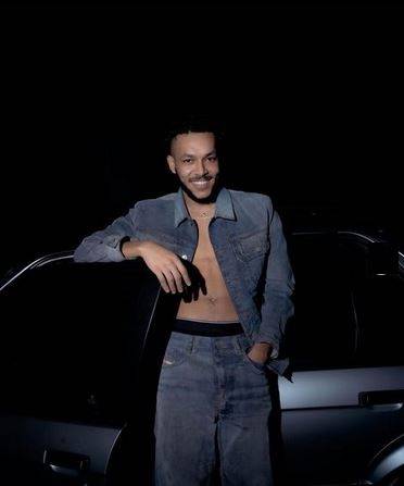 بالصور - ويجز يضع بصمته على حائط المشاهير