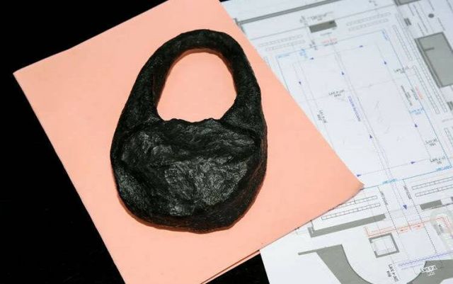 حقيبة يد مصنوعة من بقايا نيزك للبيع بسعر خيالي