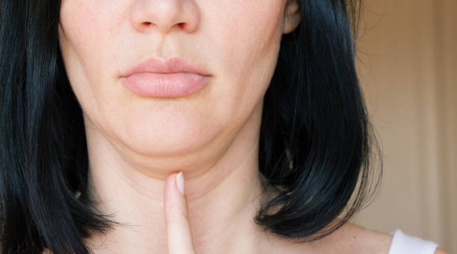 حيل فعّالة للتخلص من الذقن المزدوج بدون جراحة